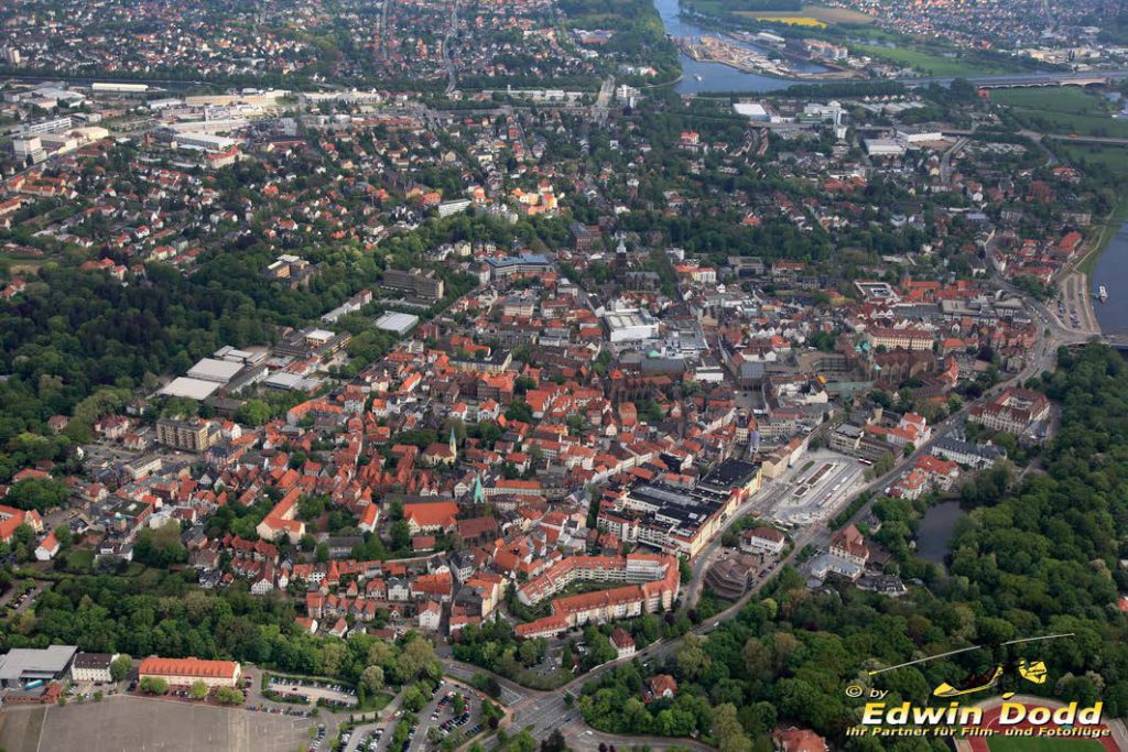 Weserstadt Minden in Westfalen. Erstmals urkundlich erwähnt wurde "Minda" 798. Luftbild: Edwin-Dodd.com