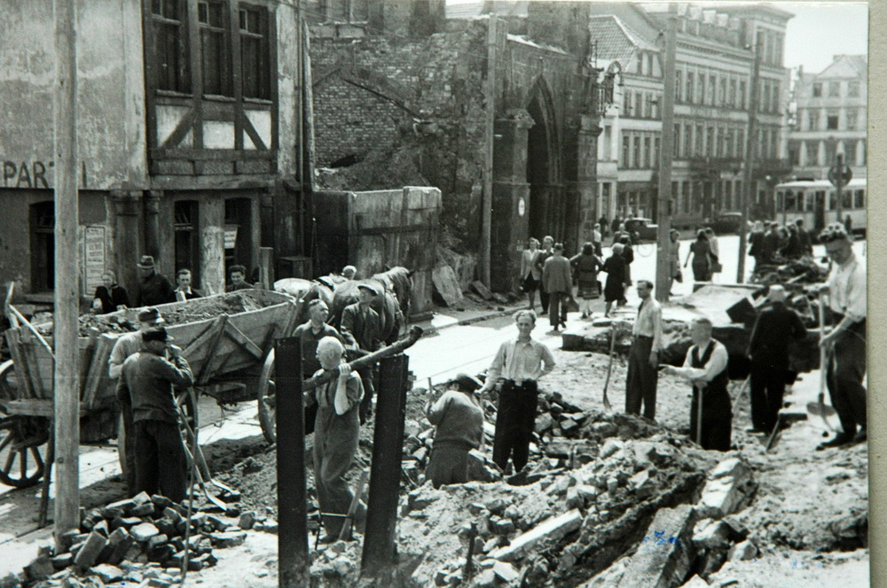 Aufräumarbeiten im zerstörten Minden. Foto: © Sammlung Horst Grätz | Mindener Museum