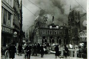 Minden brennt nach dem Luftangriff am 28. März 1945. Das historische Rathaus wird zerstört. Foto: © Sammlung Horst Grätz | Mindener Museum 