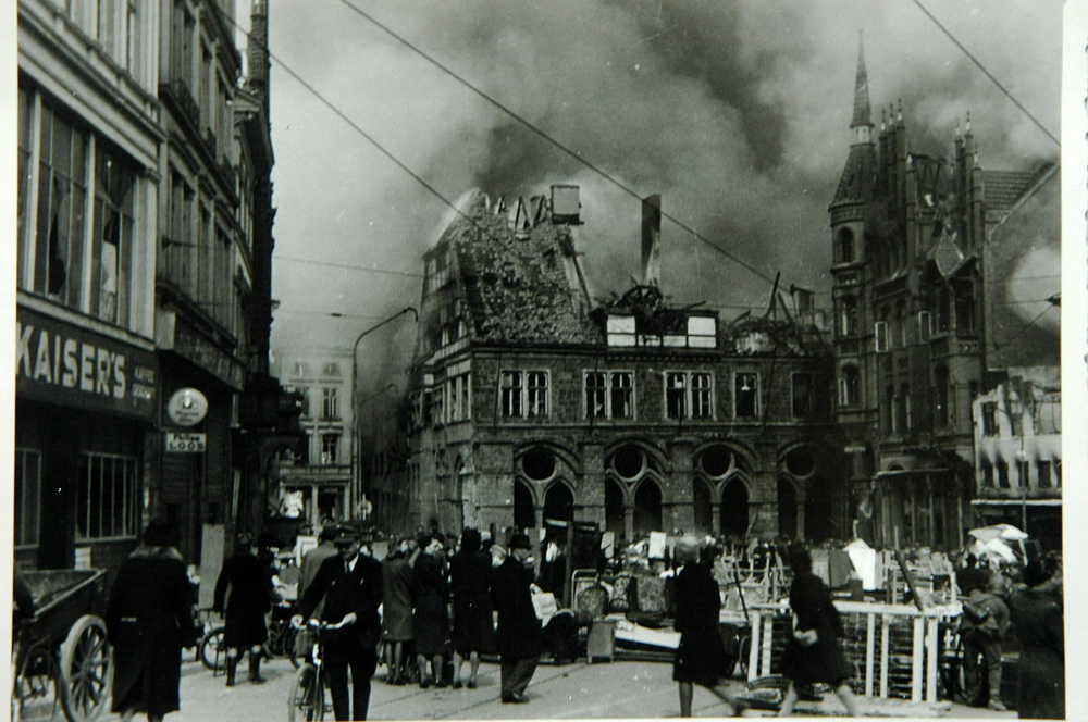 Minden brennt nach dem Luftangriff am 28. März 1945. Das historische Rathaus wird zerstört. Fotos: © Sammlung Horst Grätz | Mindener Museum 
