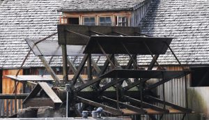 Das Wasserrad der Schiffmühle treibt das Mahlwerk an. Foto: Hans-Jürgen Amtage