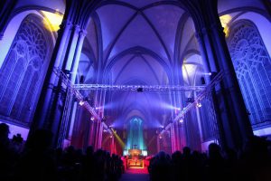 Der Kirchenraum, hier mit einer Lichtinstallation, fasziniert immer wieder durch seine Klarheit und Weite. Foto: Arnold Weigelt † .