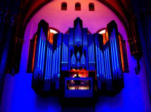 Die Kuhn-Orgel, hier mit einer Lichtinstallation, zog 1996 in den Mindener Dom ein. Sie hat fast 4300 Orgelpfeifen. Foto: Arnold Weigelt †