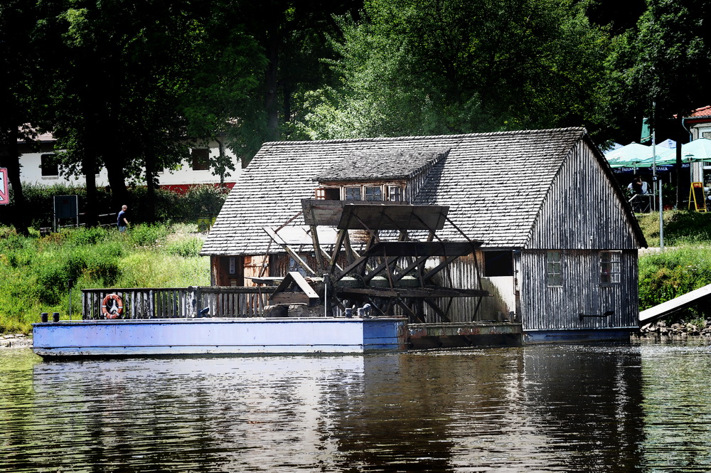 Die Schiffmühle Minden, eine Rekonstruktion einer Schiffmühle aus dem 18. Jahrhundert, ging 1998 auf der Weser vor Anker. Foto: Manfred Otto