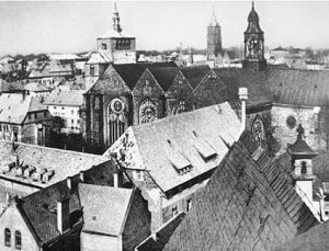 Viele Jahrhunderte bestimmte der alte Vierungsturm (r.) das Aussehen des Mindener Domes. Foto: Kommunalarchiv Minden