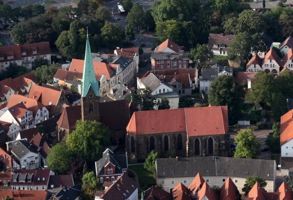 Die überregionale Bedeutung der Pfarrkirche St. Simeon für die Reformationsgeschichte in Nordwestdeutschland liegt konkret in der Pfarrstelle und in der Kanzel dieser Kirche. Foto: Edwin-Dodd.com