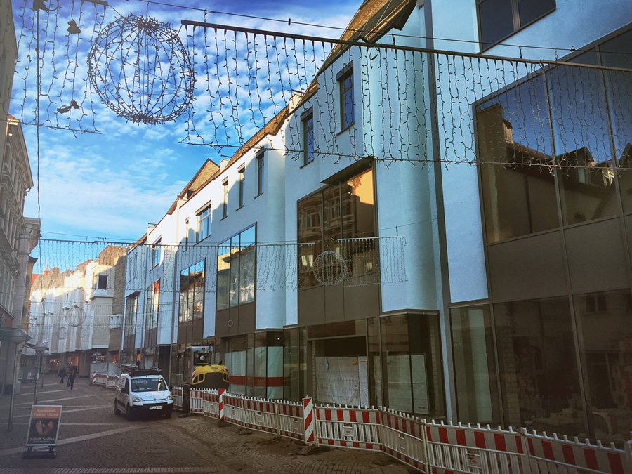 Der Dinslakener Bauunternehmer Hellmich entwickelt die ehemalige Hertie-Brache neu. Foto: Amtage
