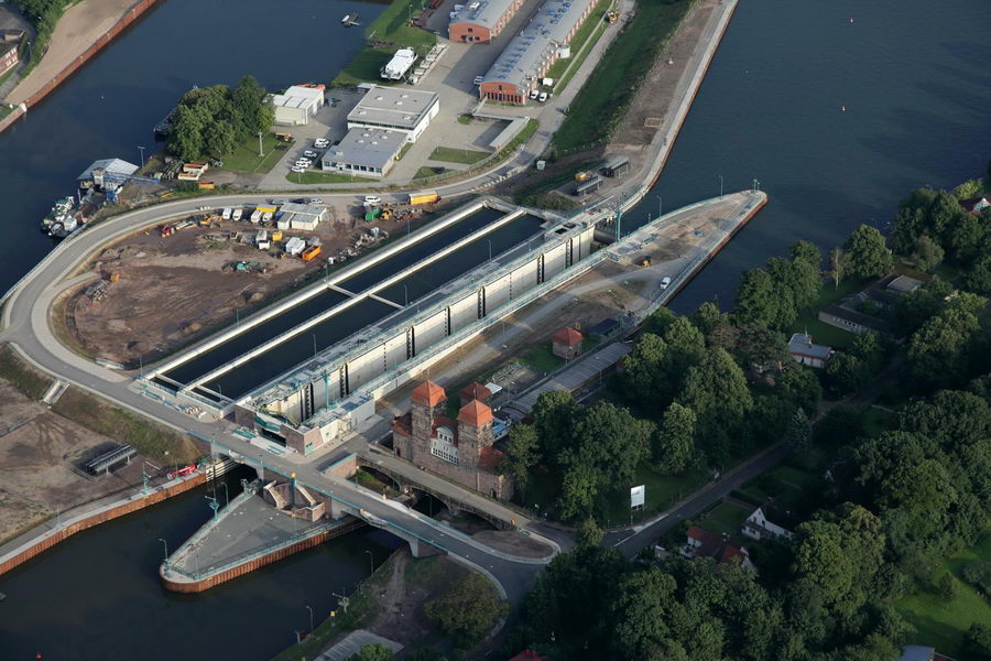 Die neue Weserschleuse ist nur wenige Meter von der alten Schachtschleuse entfernt entstanden. Luftbild: Edwin Dodd