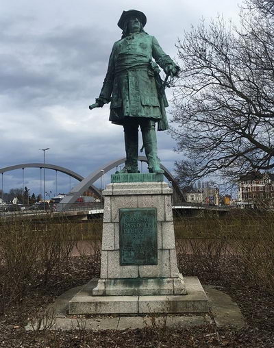 1901 setzte die Stadt Minden dem Großen Kurfürsten Prinz Friedrich Wilhelm ein Denkmal am Wesertor. Foto: PR