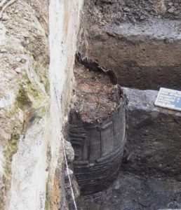 Latrinen bergen oft historische Schätze. so wie diese Fasslatrine, die am Deichhof entdeckt wurde. Foto: LWL