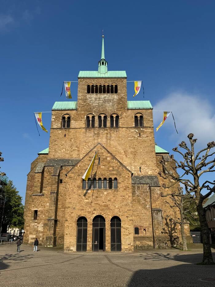 Der Dom zu Minden geht auf eine einfache Hallenkirche zurück, die um 800 errichtet wurde. Im März 1945 wurde der Dom bei einem Bombenangriff nahezu völlig zerstört. 1957 fand die Neuweihe statt. Das Foto zeigt den Dom im April 2025 mit Trauerbeflaggung nach dem Tod von Papst Franziskus. Foto: Hans-Jürgen Amtage