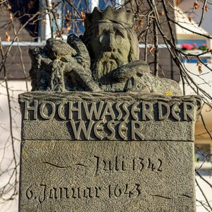 Hochwasserstein, der an das Magdalenen-Hochwasser von 1342 an der Weser erinnert. Foto: Wikipedia